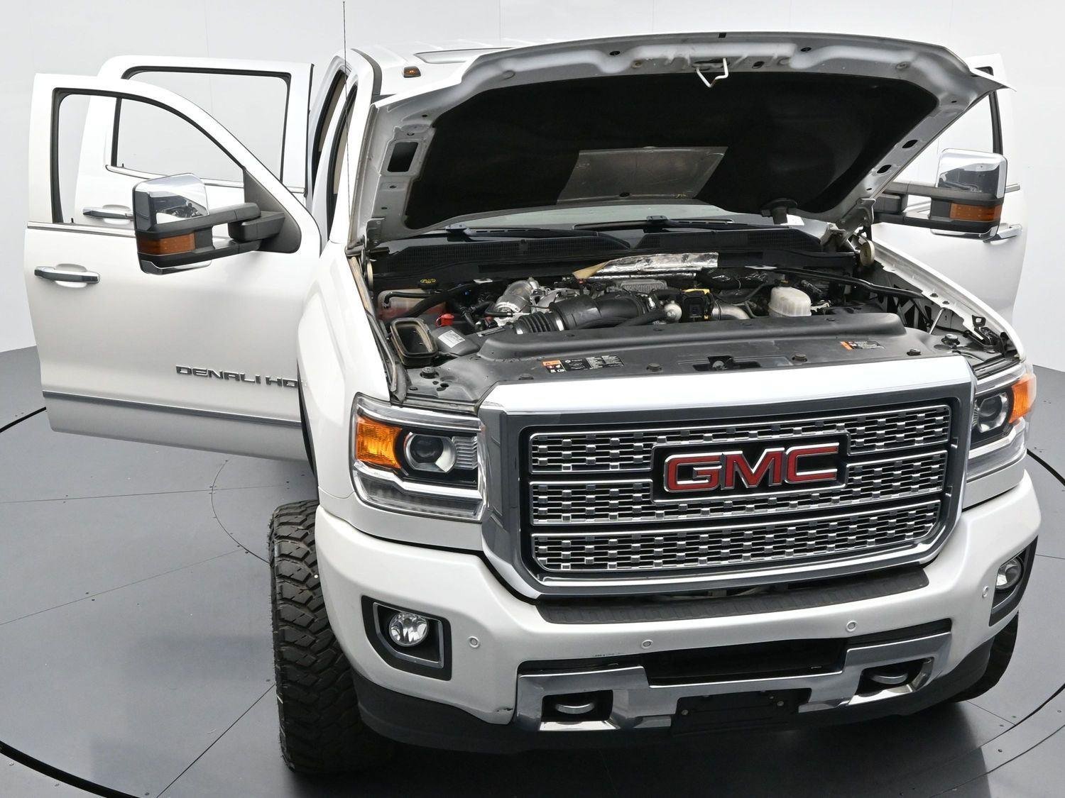 Used 2019 White Frost Tricoat GMC Denali image 43