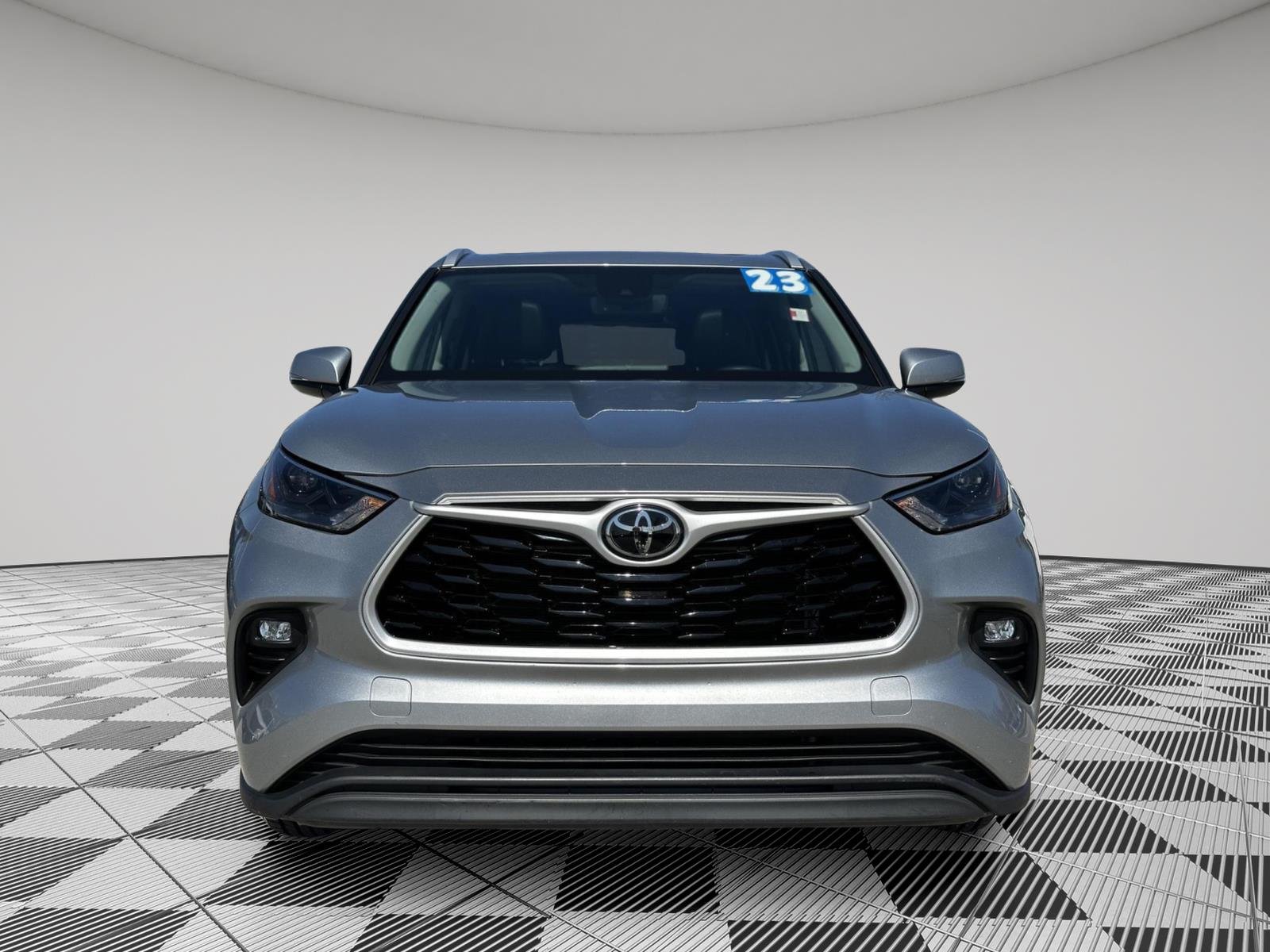 Used 2023 Toyota Highlander XLE with VIN 5TDKDRBHXPS503904 for sale in Kansas City