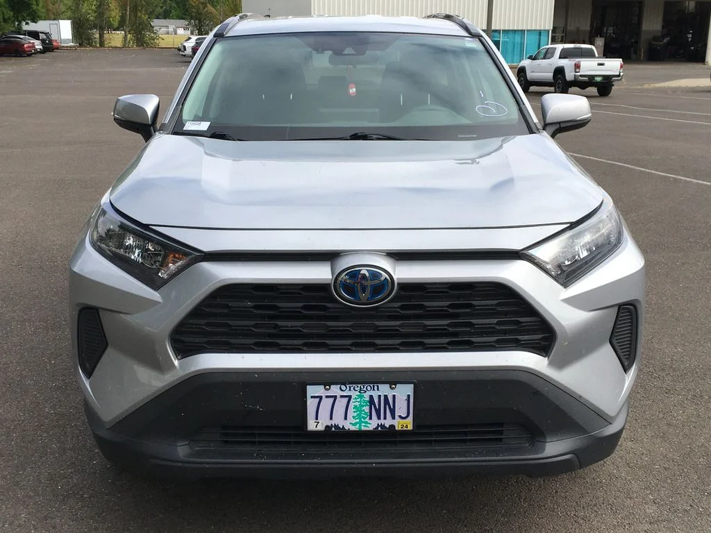 Used 2019 Silver Toyota LE image 9