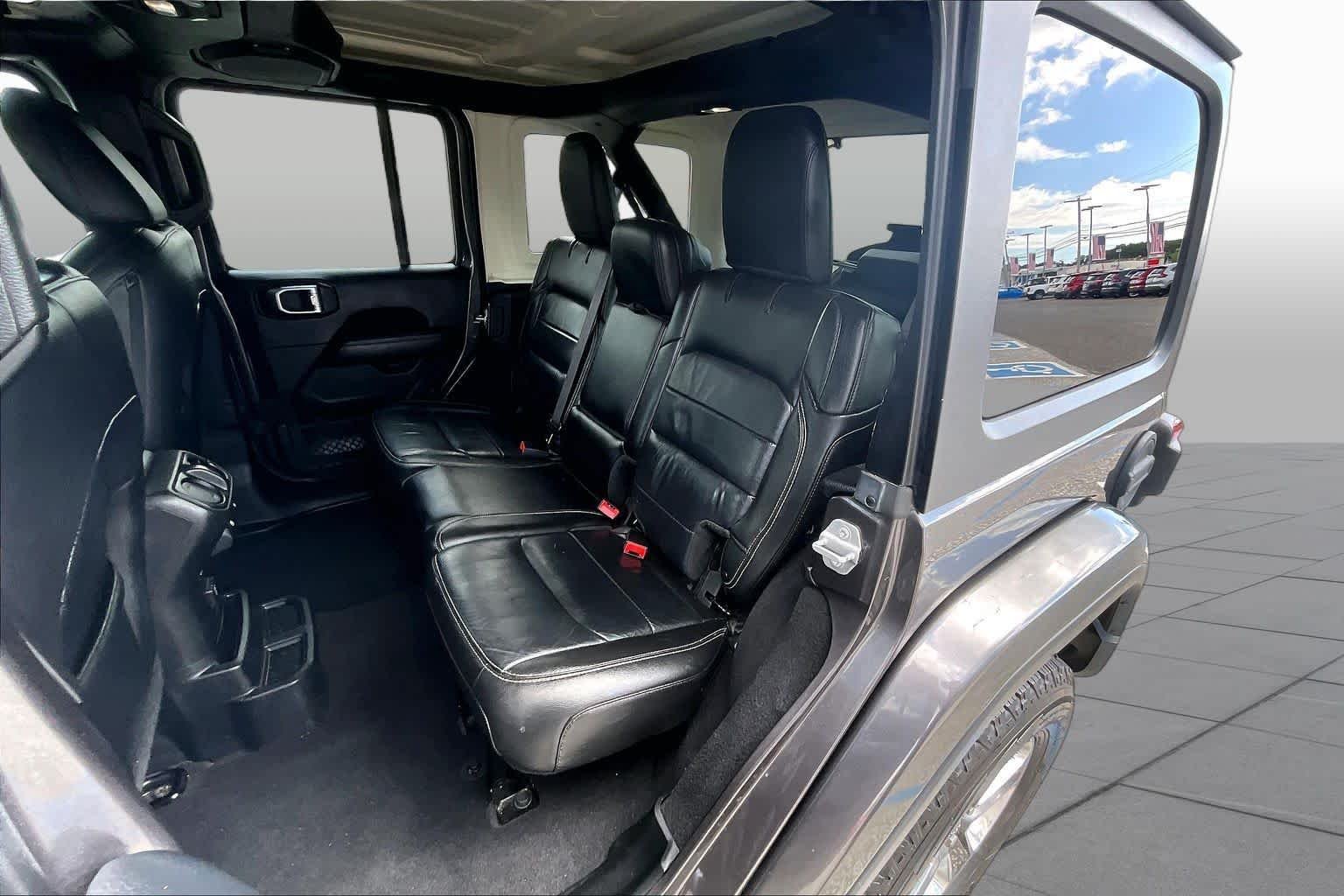 Used 2018 Granite Crystal Metallic Clearcoat Jeep Sahara image 20