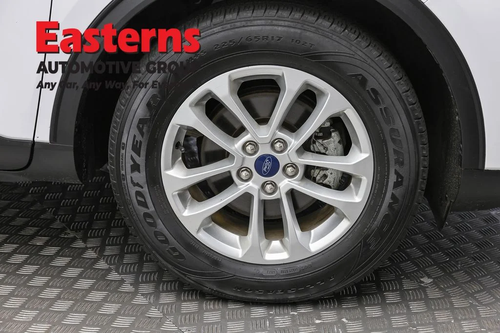 Used 2022 White Ford SE image 32