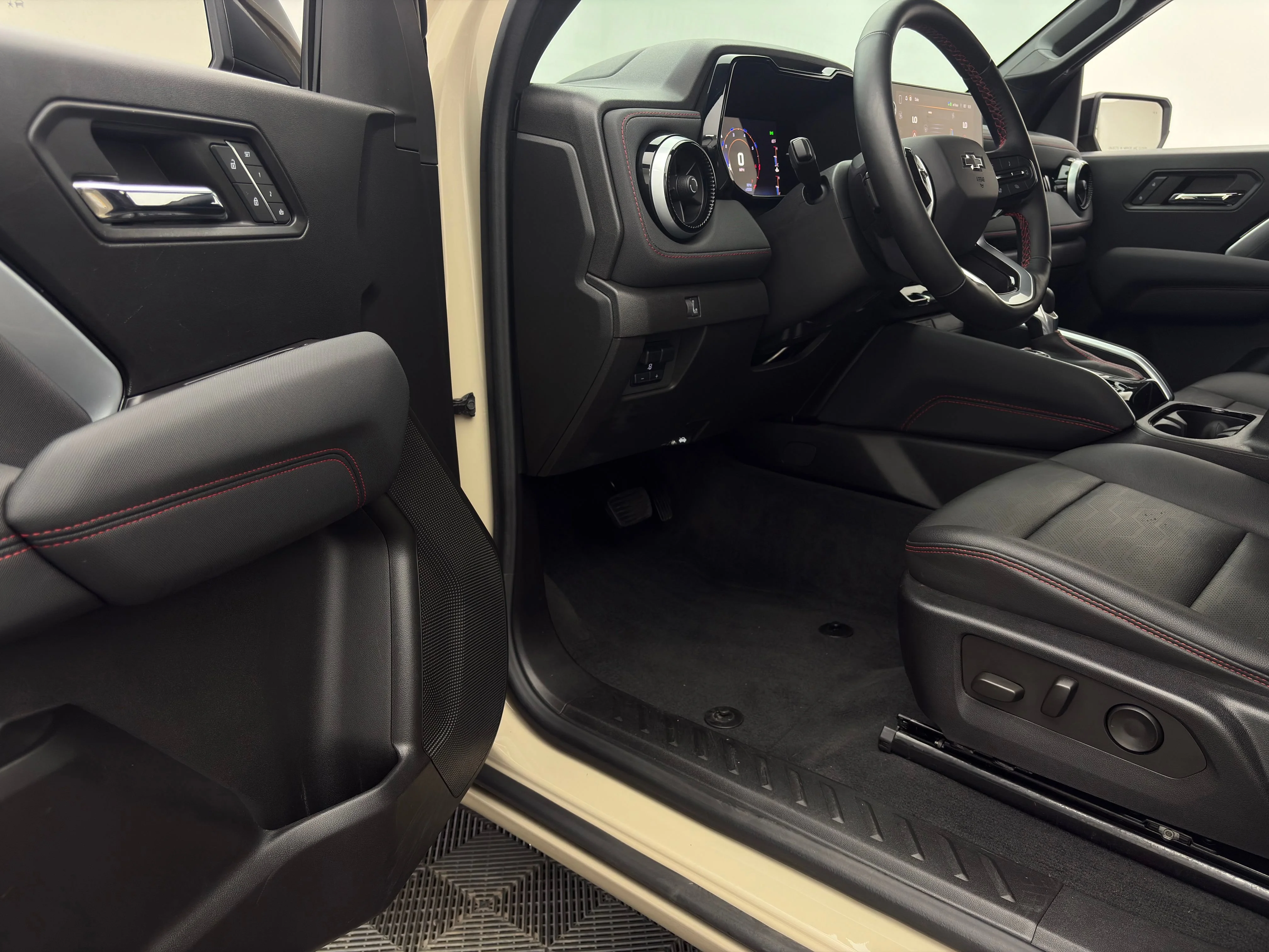 Used 2023 Sand Dune Metallic Chevrolet Z71 image 14