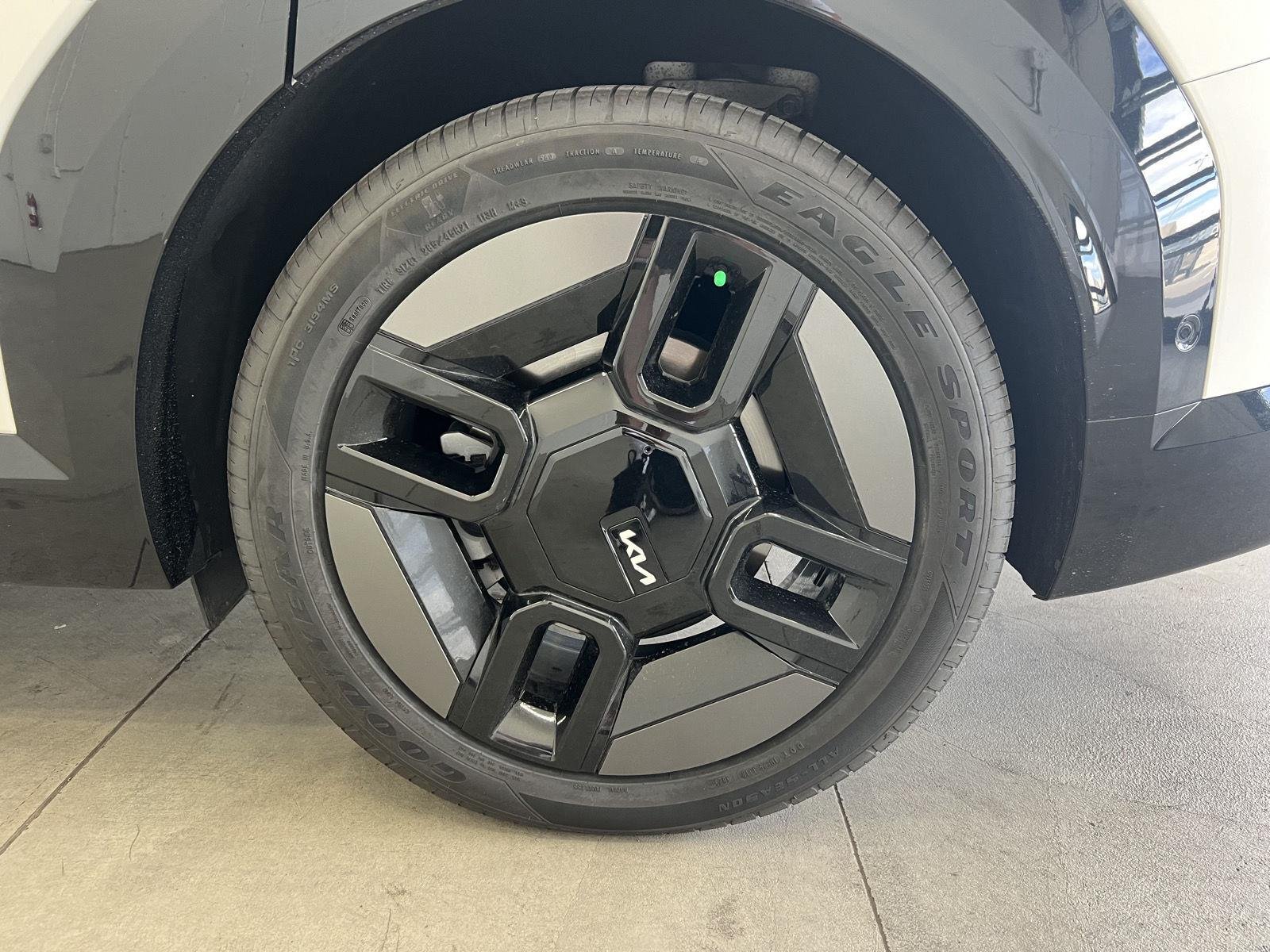 Used 2024 Snow White Pearl Kia GT-Line image 10