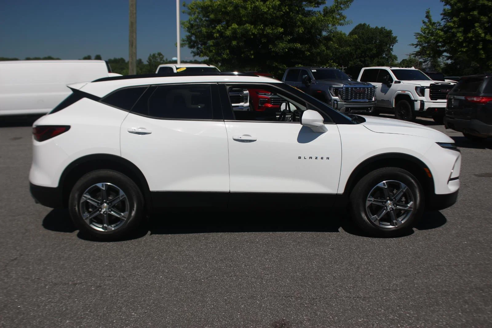 Used 2024 Summit White Chevrolet 2LT image 9