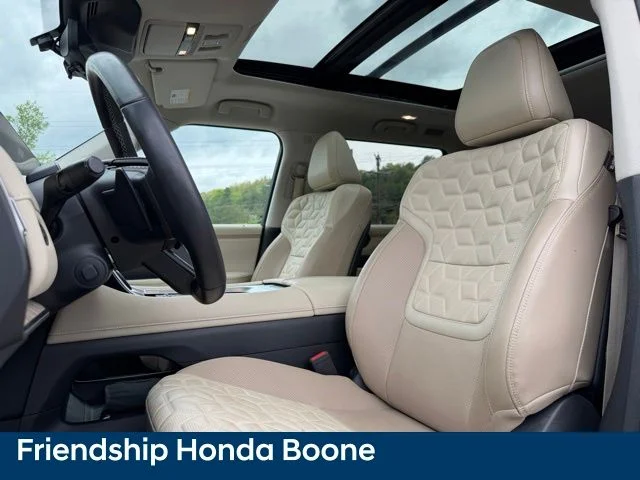 Used 2025 White Nissan Platinum Reserve image 18