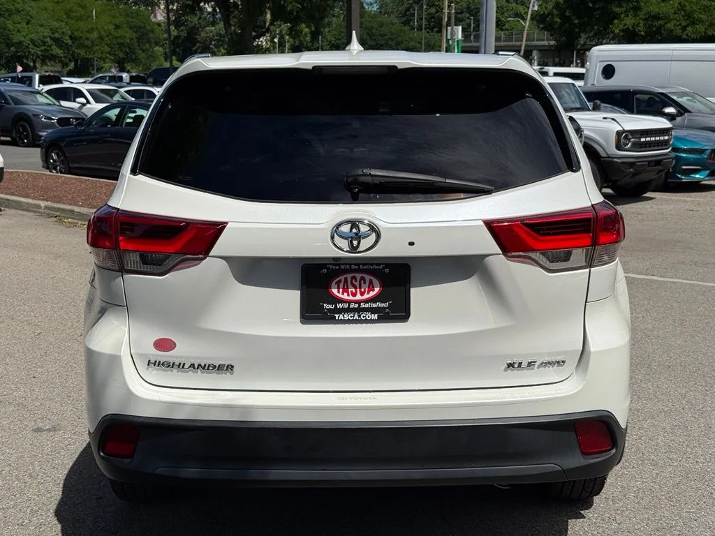 Used 2019 White Toyota XLE image 9