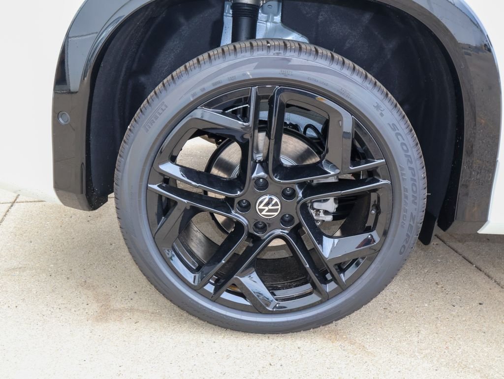 New 2026 White Volkswagen 2.0T SE R-Line Black image 9