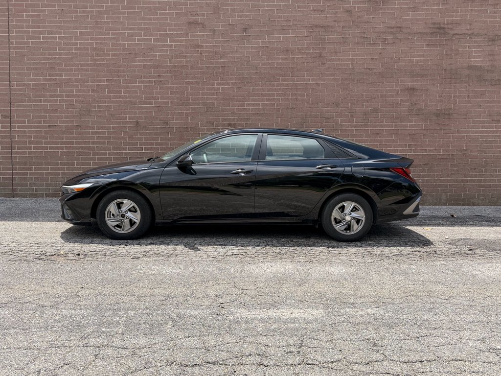 Used 2025 Abyss Black Hyundai SE image 2