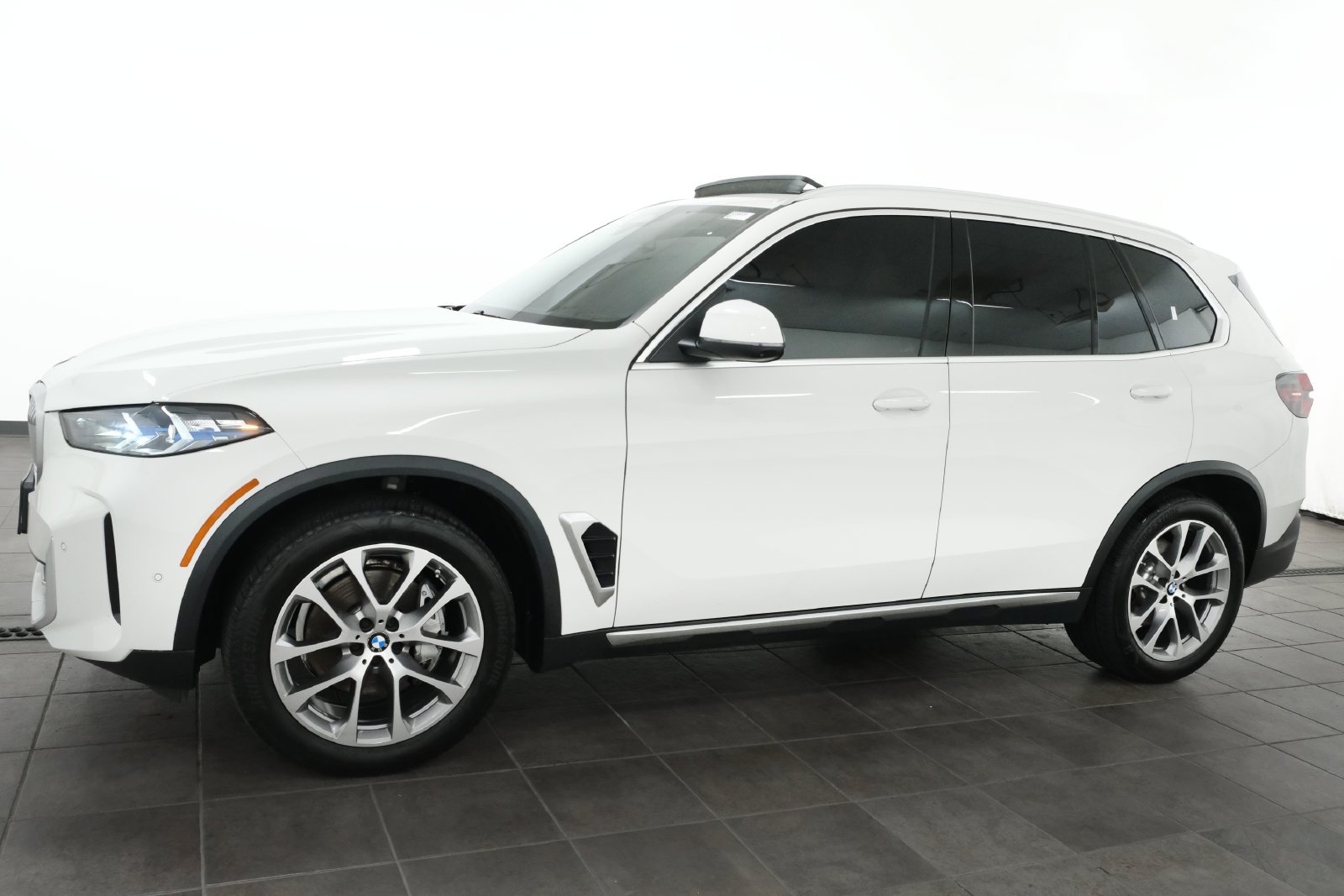 Used 2024 Alpine White BMW xDrive40i image 2