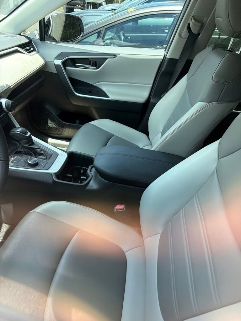 Used 2022  Toyota XLE Premium image 9