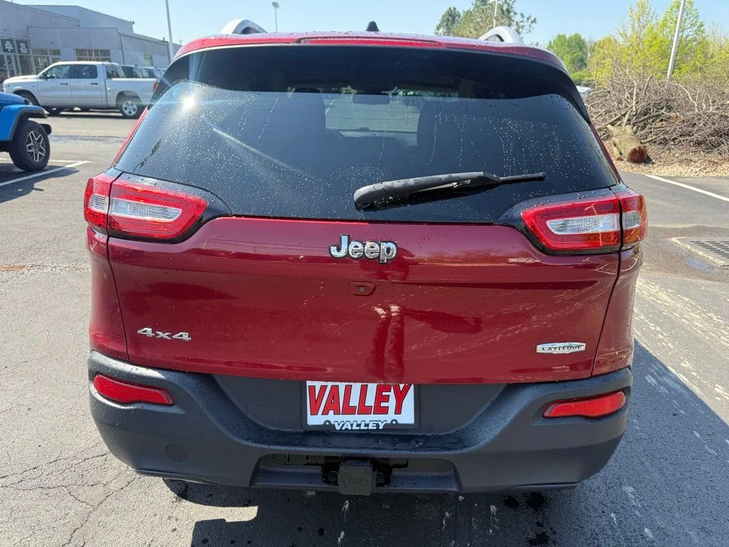 Used 2017 Red Jeep Latitude image 6
