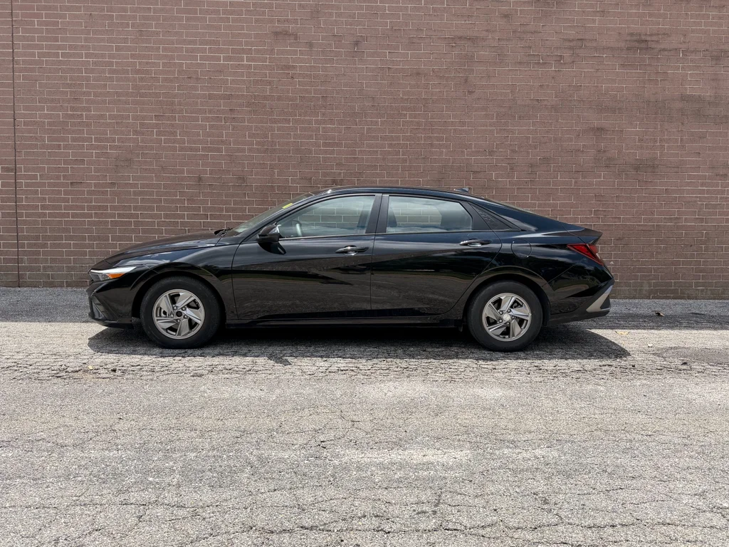 Used 2025 Abyss Black Hyundai SE image 2
