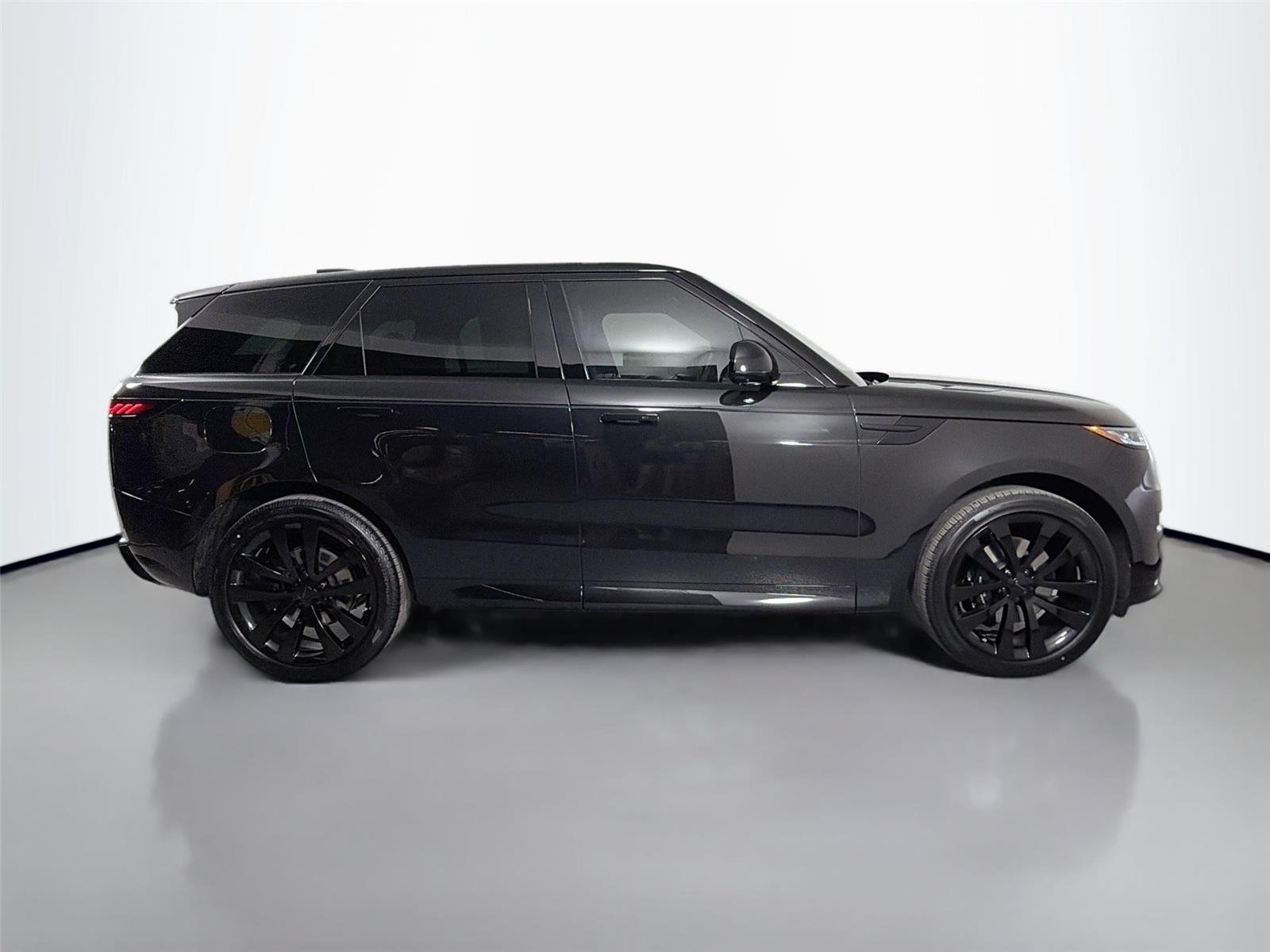 New 2026 Santorini Black LAND ROVER Dynamic SE image 4