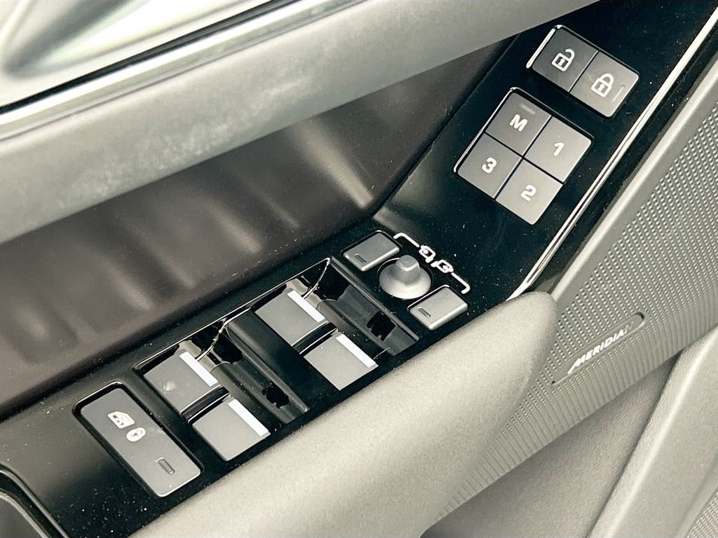 New 2026 Fuji White LAND ROVER Dynamic SE image 22