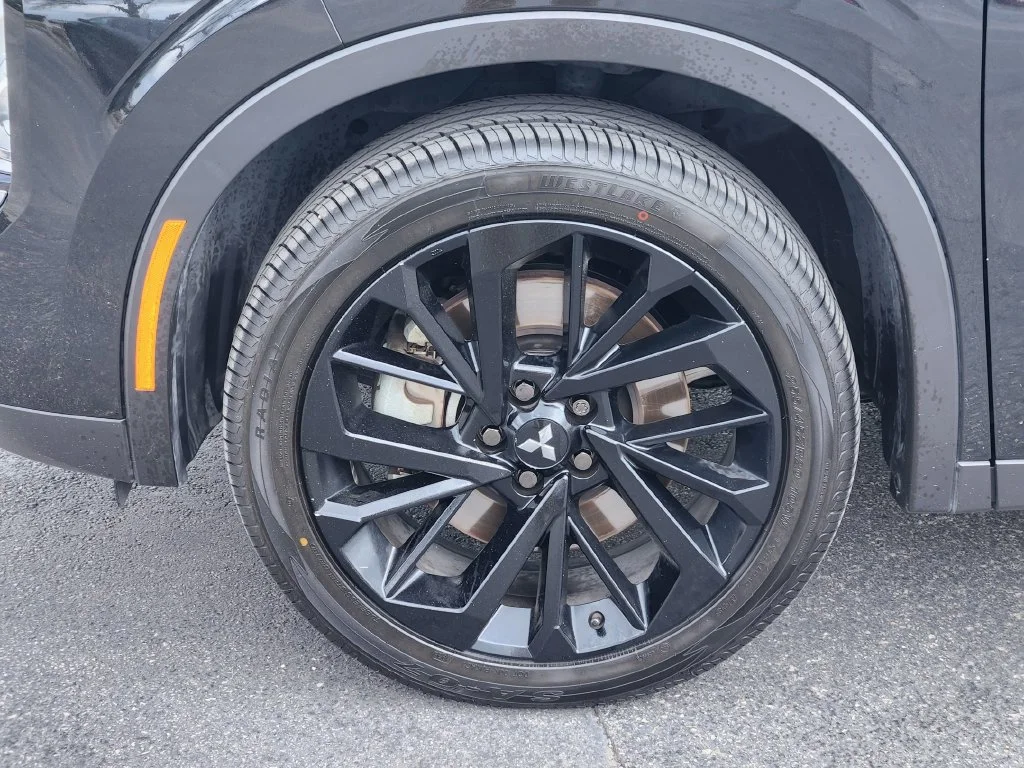 Used 2024  Mitsubishi SE Black Edition image 10