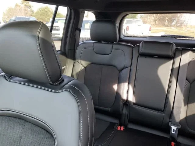 New 2026 Velvet Red Pearl-Coat Exterior Paint Jeep Altitude image 14