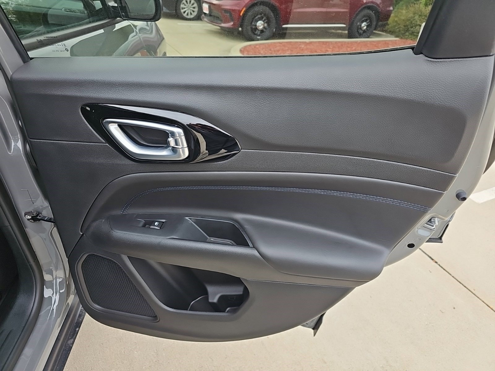 New 2027 Sting-Gray Clearcoat Jeep Latitude Altitude image 15