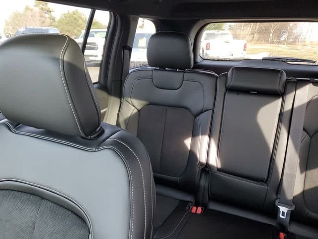 New 2026 Velvet Red Pearl-Coat Exterior Paint Jeep Altitude image 14