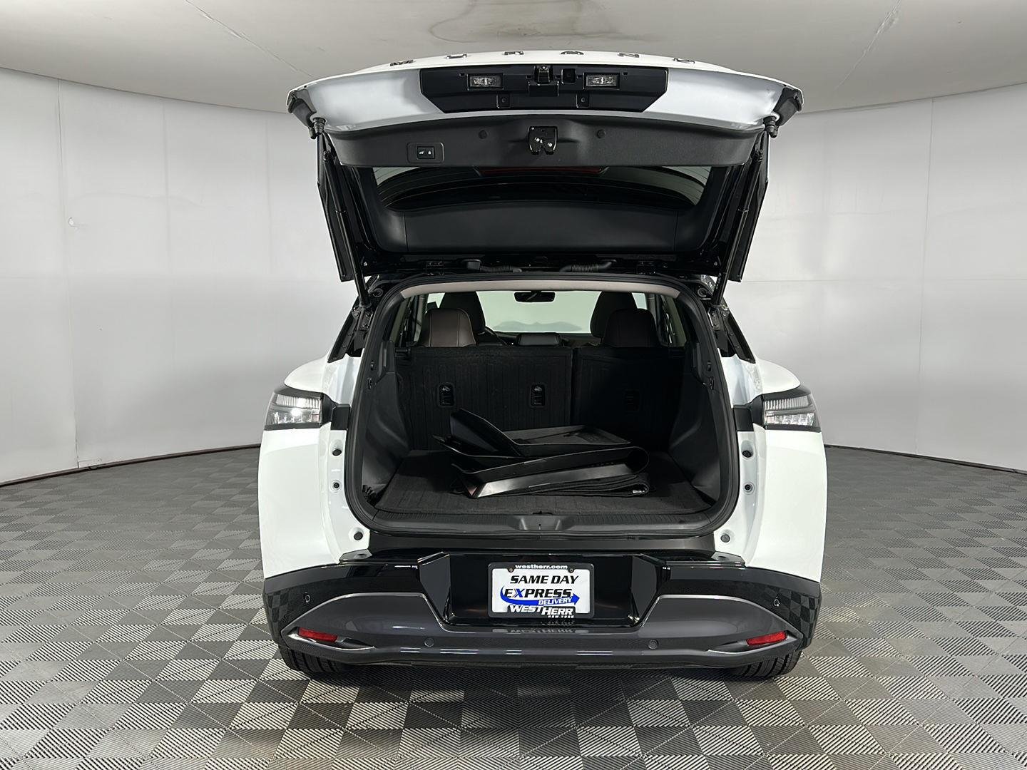 Used 2025 Everest White Pearl Tricoat/Super Black Nissan Platinum image 26
