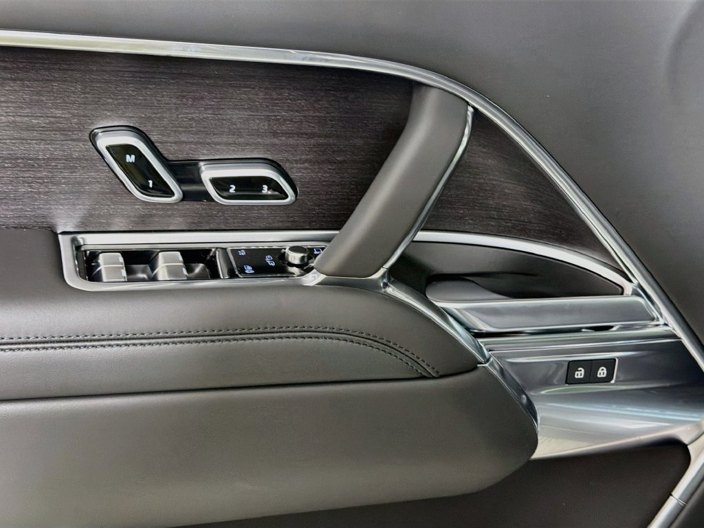 New 2027 Santorini Black Land Rover SE image 18