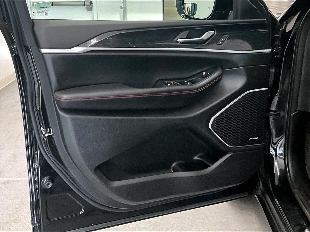 Used 2022 Diamond Black Crystal Pearlcoat Jeep Trailhawk image 9