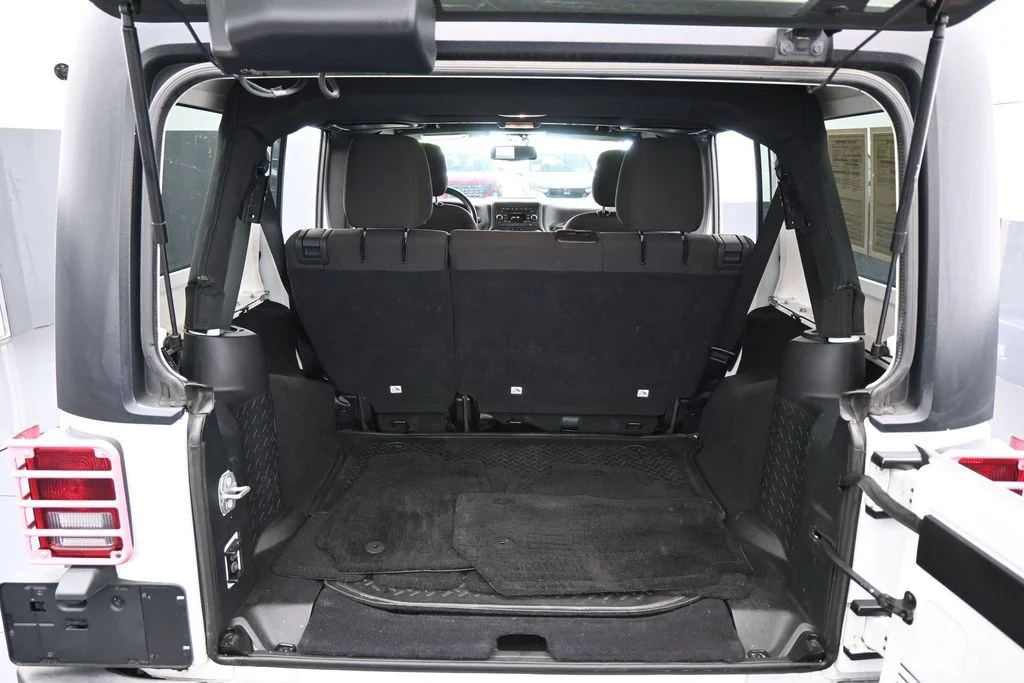 Used 2018 Bright White Clearcoat Jeep Unlimited Sport image 33