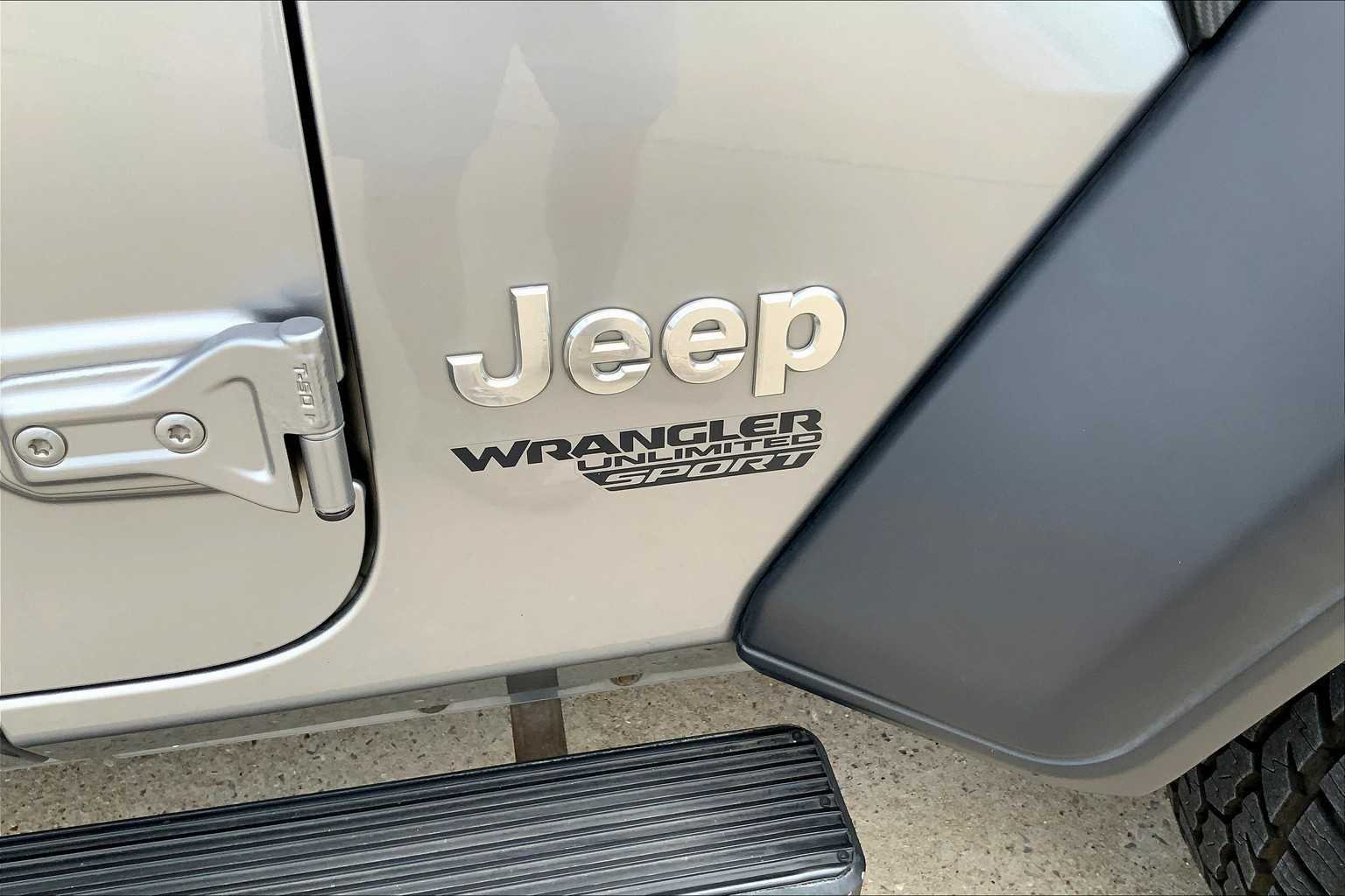 Used 2018 Billet Silver Metallic Clearcoat Jeep Sport S image 9