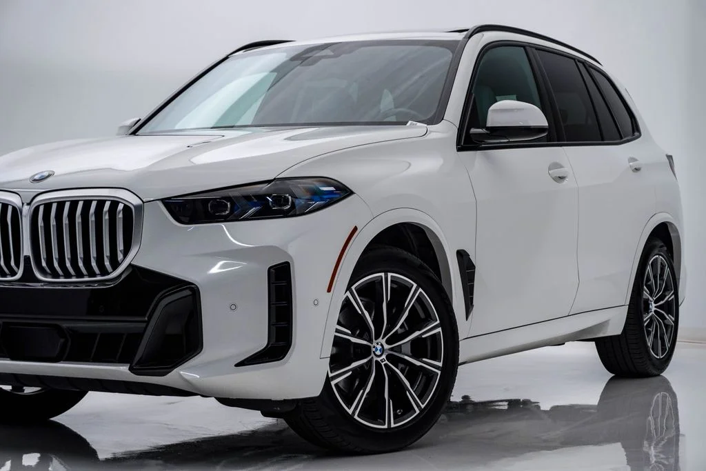 Used 2024 Alpine White BMW xDrive40i image 2