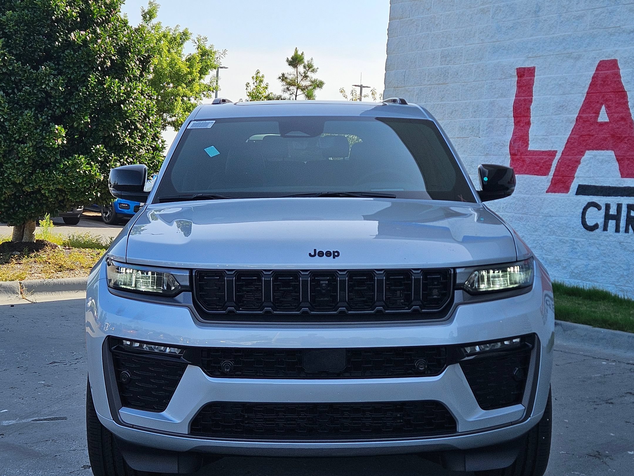 New 2026 Silver Zynith Exterior Paint Jeep Limited Reserve image 2