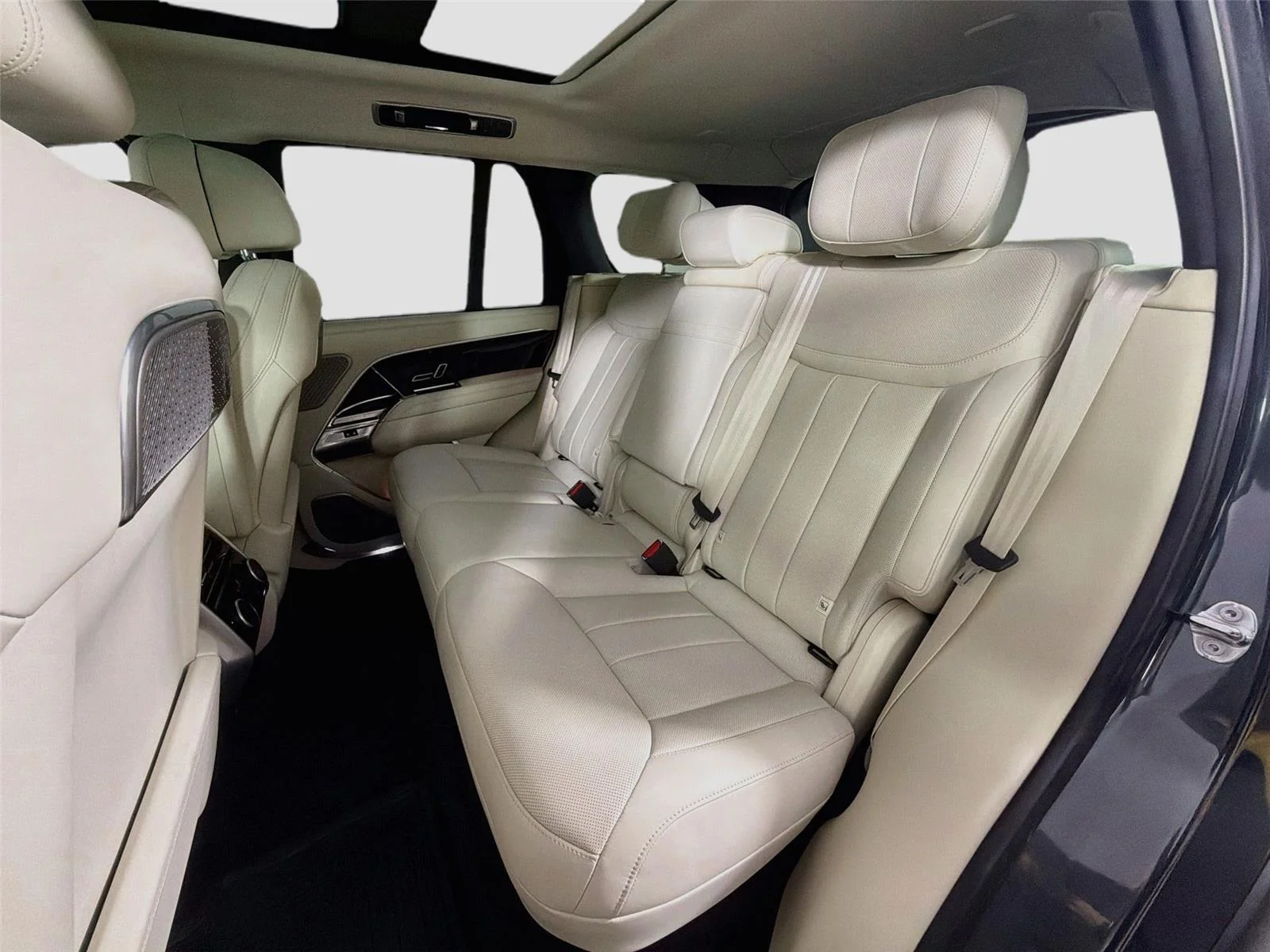 Used 2025 Carpathian Grey Land Rover P550e Autobiography image 23
