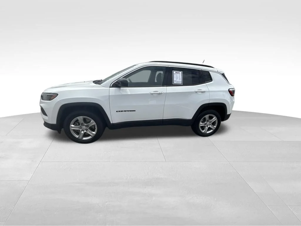 Used 2024 White Jeep Latitude image 4