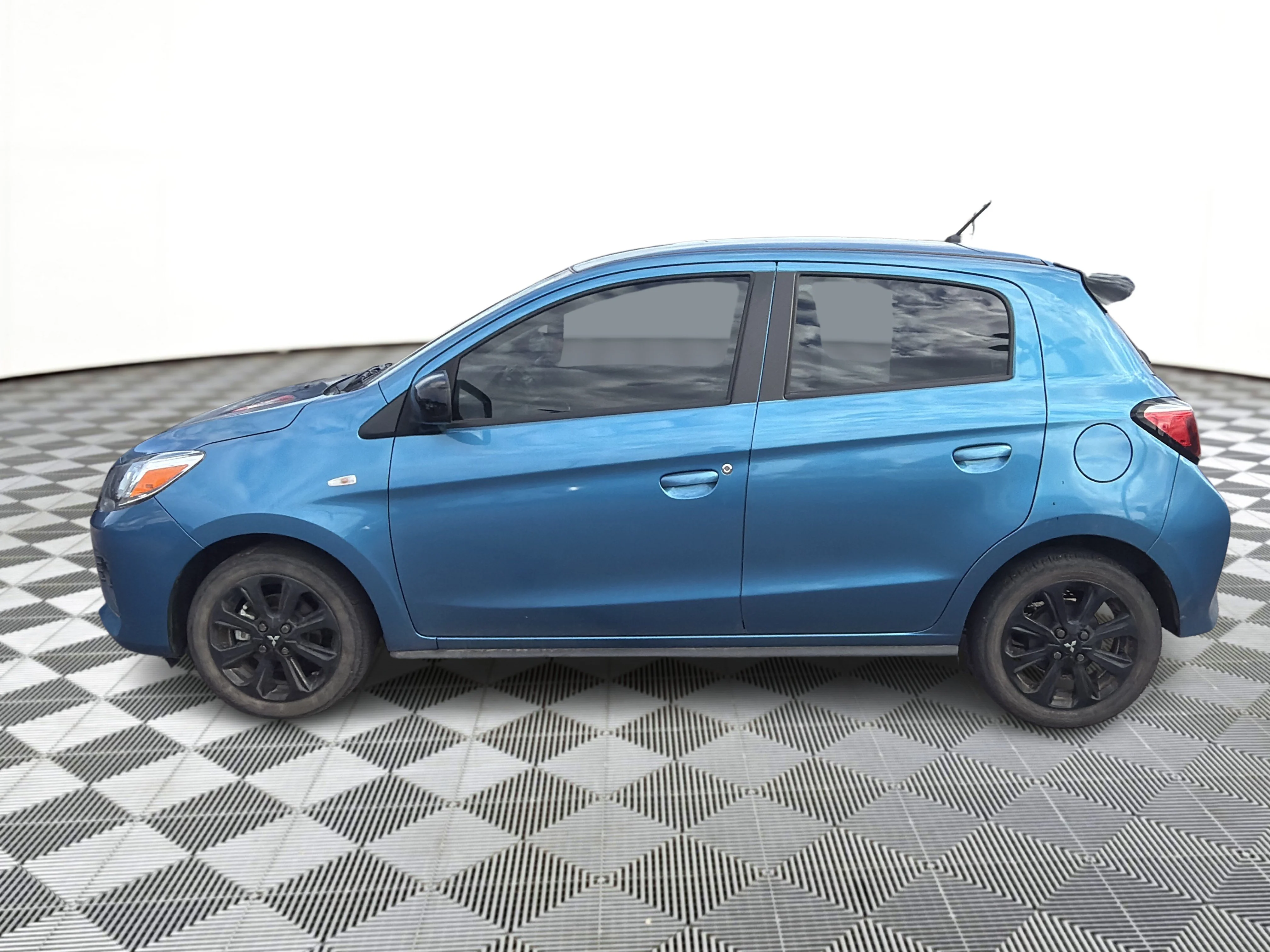 Certified Used 2022 Sapphire Blue Metallic Mitsubishi SE image 2