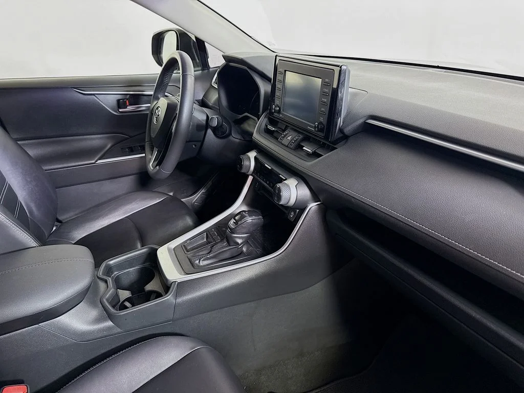 Used 2020 Magnetic Gray Metallic Toyota XLE Premium image 28