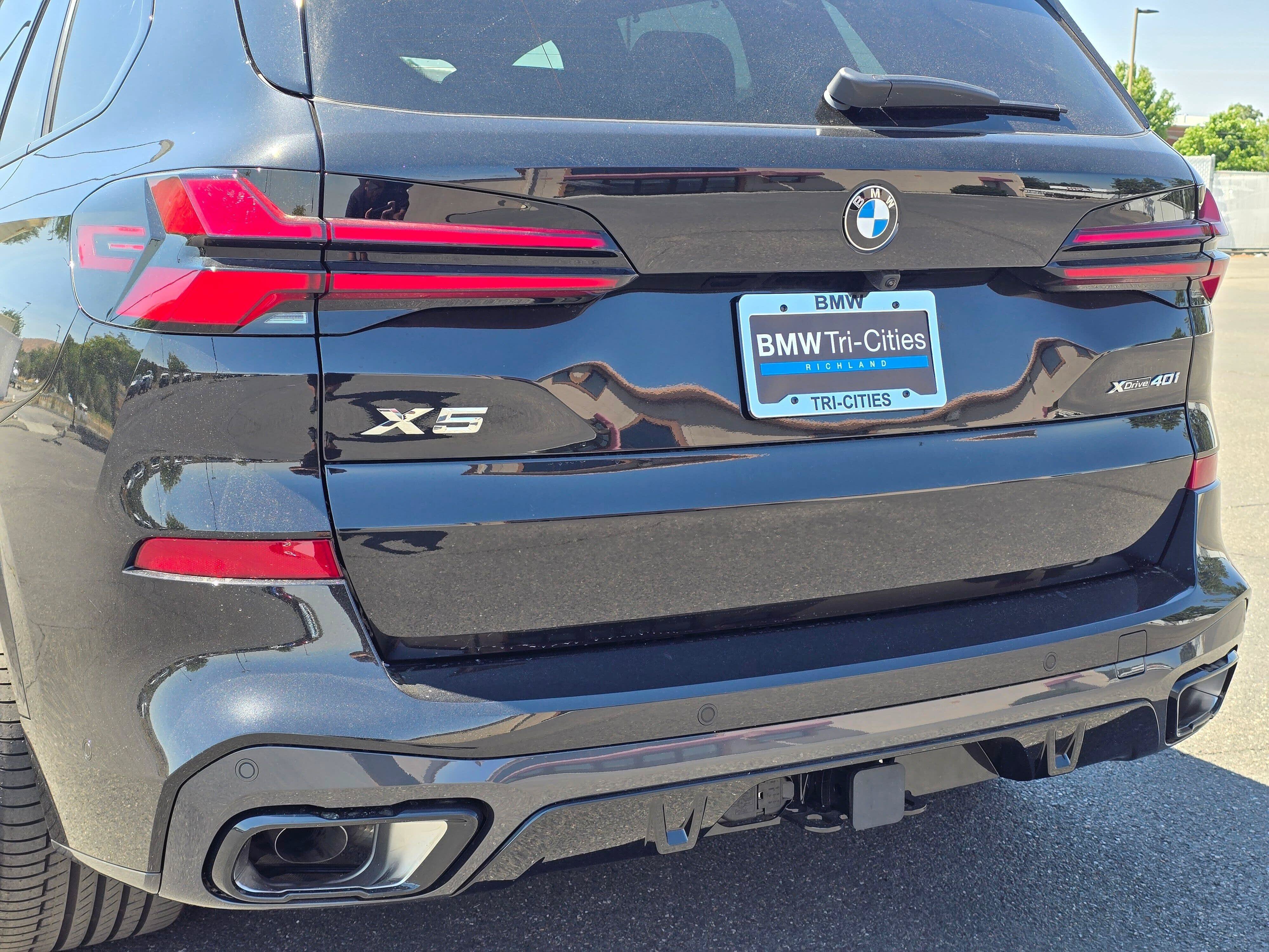 New 2026 Black Sapphire Metallic BMW xDrive40i image 7
