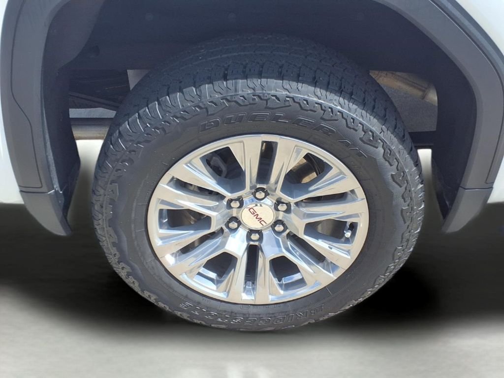 Used 2024 White GMC Denali image 9
