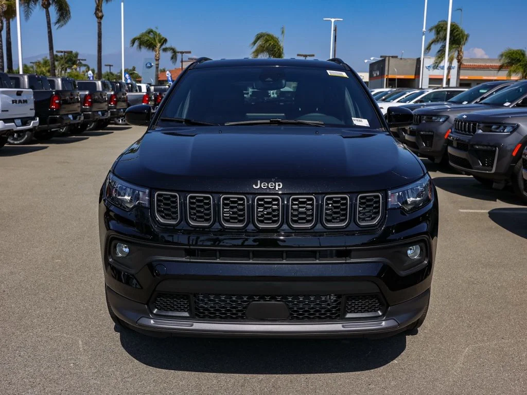 New 2026 Diamond Black Crystal Pearl-Coat Exterior Paint Jeep Latitude image 8
