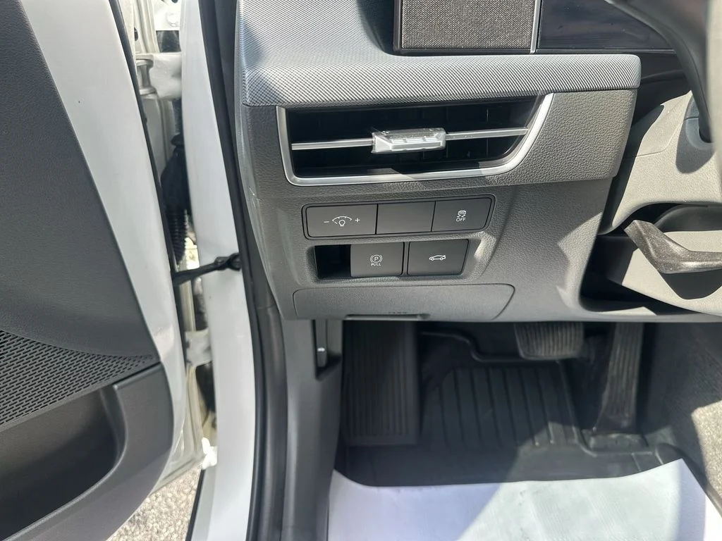 Used 2024 White Hyundai SEL image 20