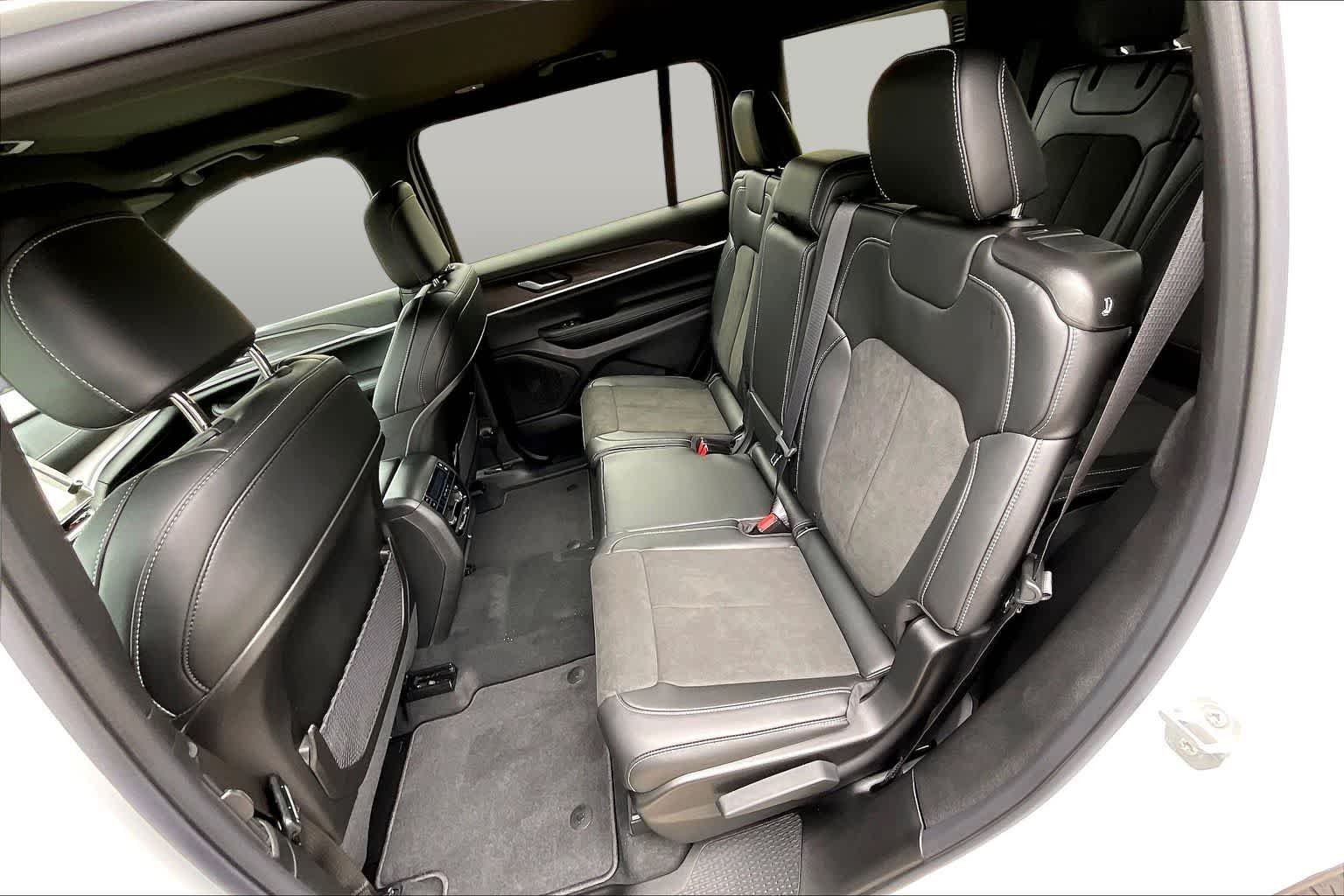 New 2026 Bright White Clear-Coat Exterior Paint Jeep Laredo Altitude image 21