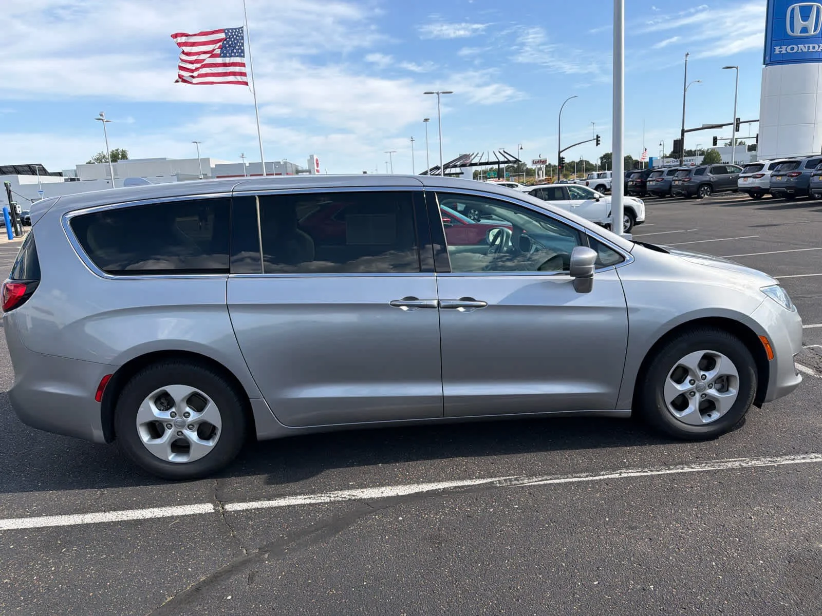 Used 2018 Billet Silver Metallic Clearcoat Chrysler Hybrid Touring Plus image 14