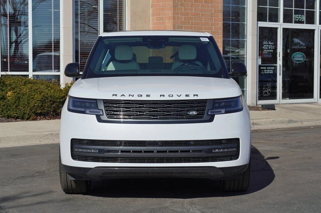 New 2026 Ostuni Pearl White Land Rover SE image 4
