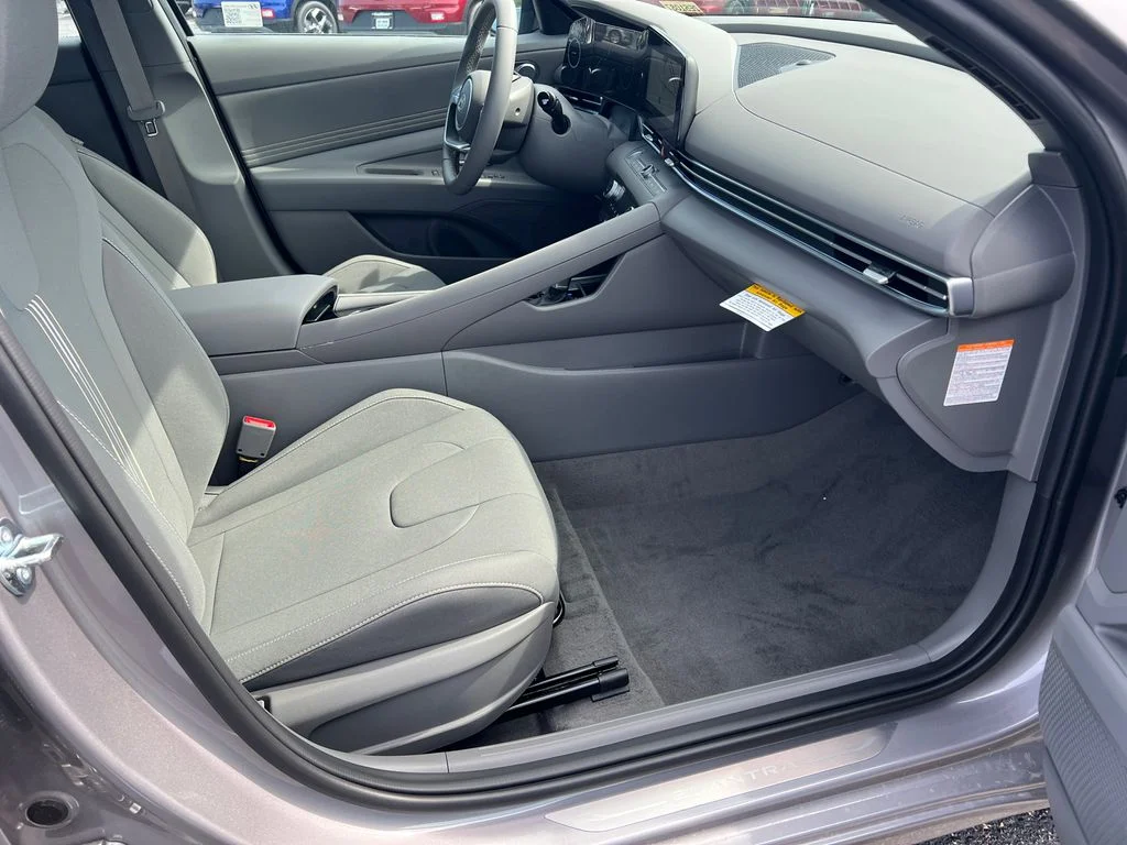 2025 Hyundai Elantra Blue - Photo 13