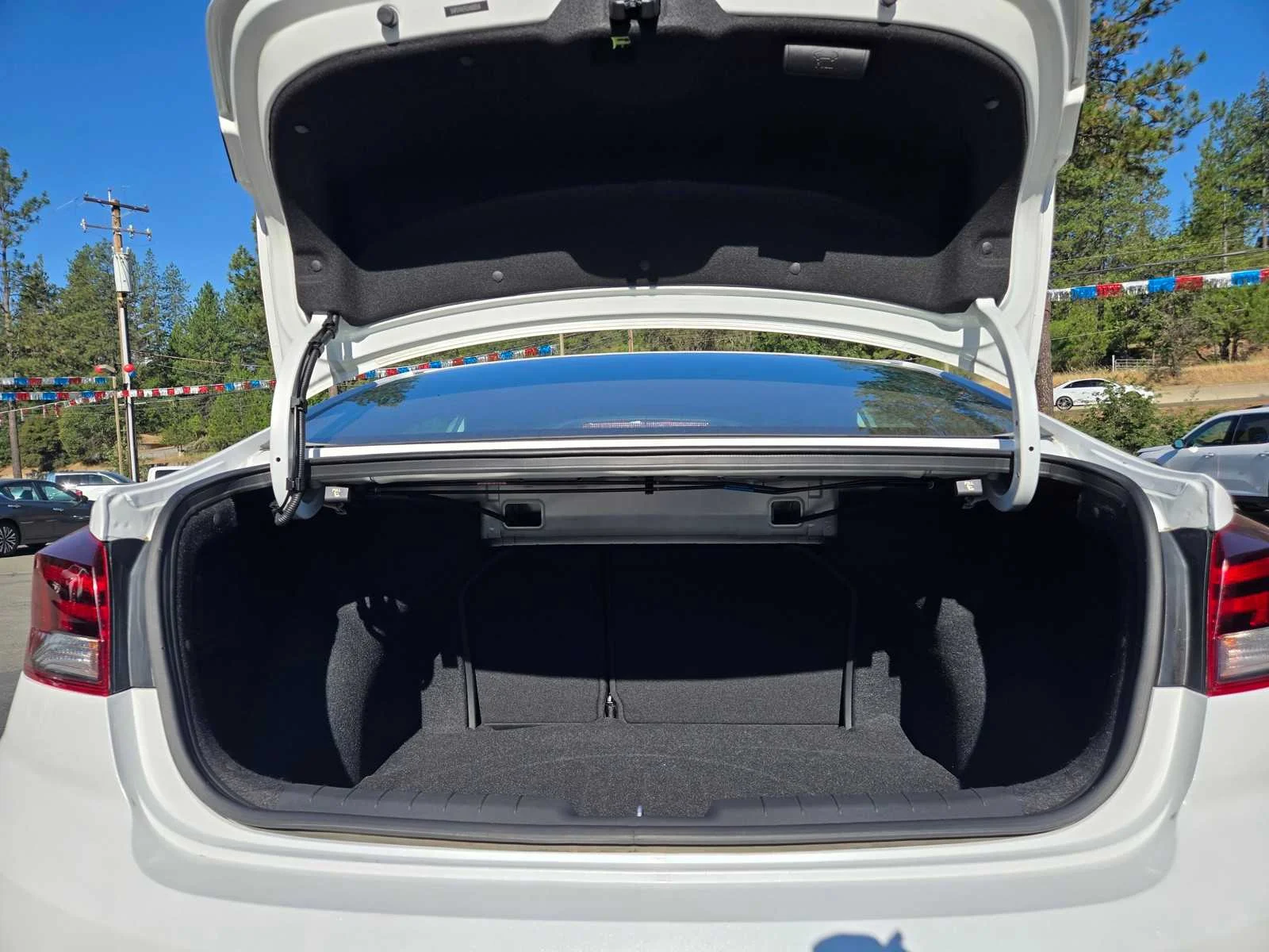 Used 2020  Hyundai SE image 26