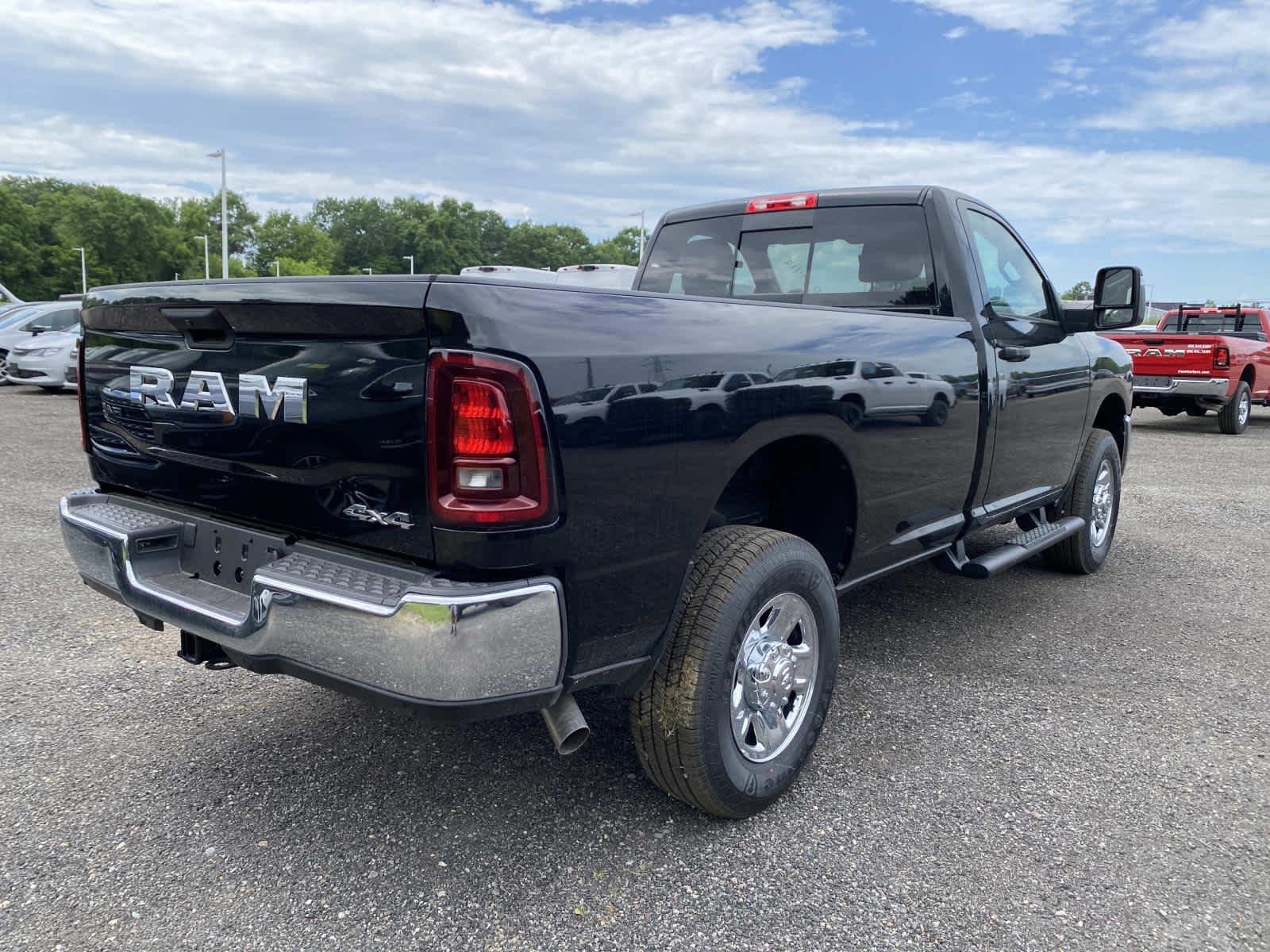 New 2026 Diamond Black Crystal Pearl-Coat Exterior Paint RAM Tradesman image 3