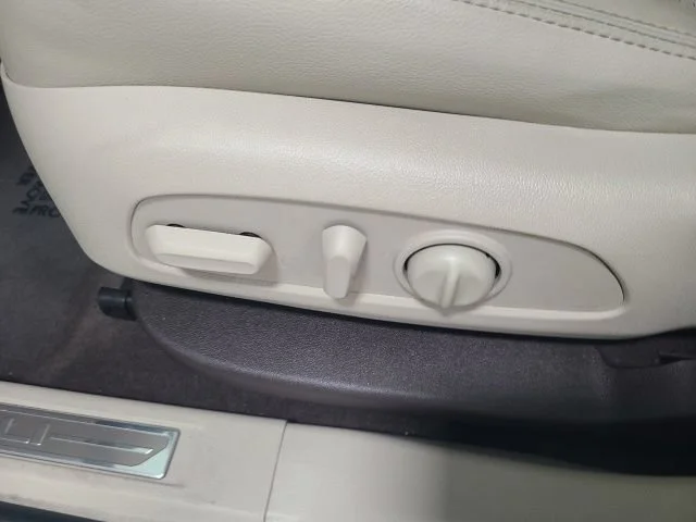Used 2019 White Frost Tricoat GMC Denali image 17