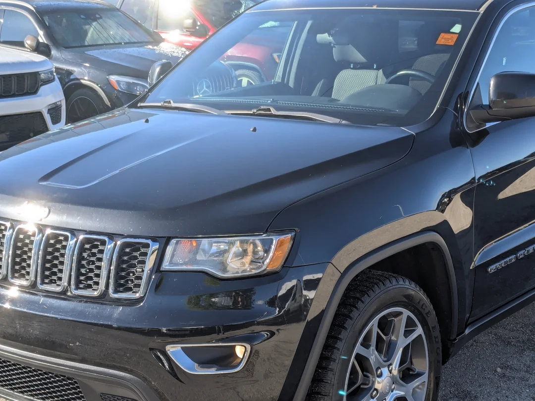 Used 2018 Black Jeep Laredo - - 4x4 - 3.6L Pentastar V6 - Quadra-Trac I 4x4 - Keyless Go - ParkView & ParkSense & More! image 10