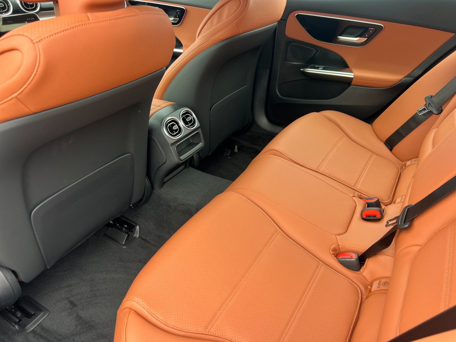 New 2026 MANUFAKTUR Alpine Grey Mercedes-Benz C 300 image 4