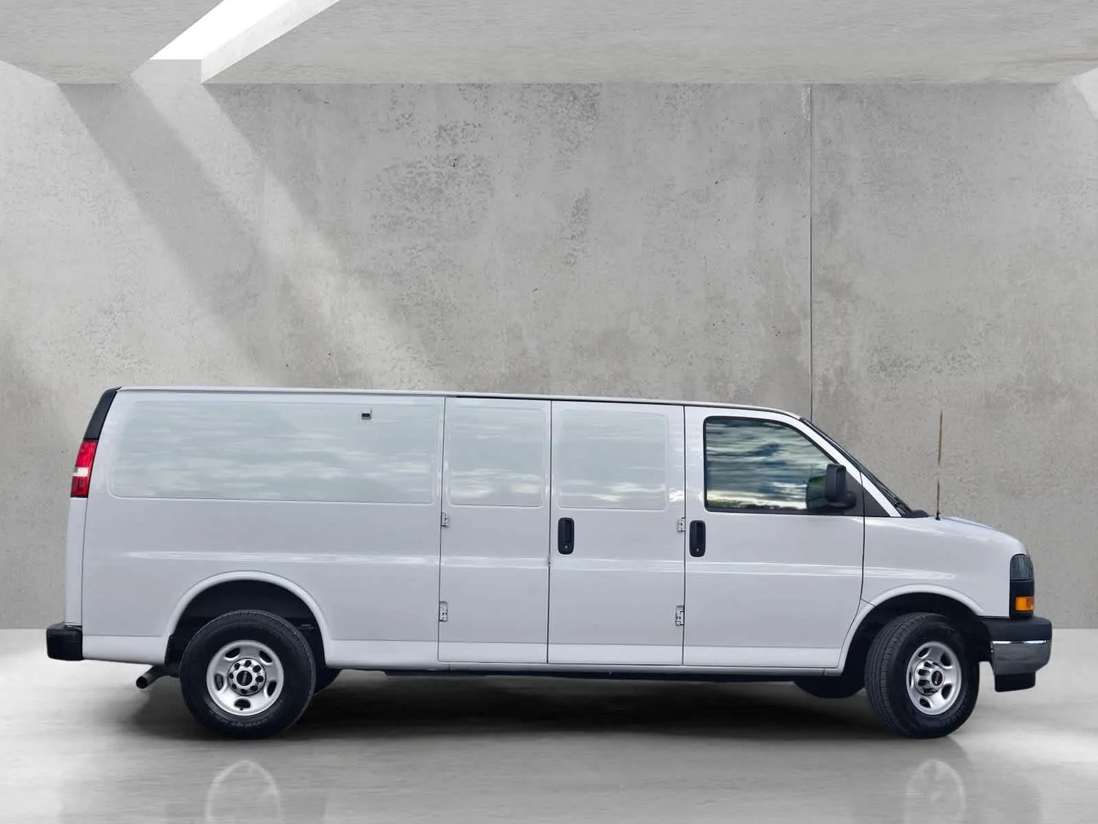 Used 2023 SUMMIT WHITE GMC 1WT image 3