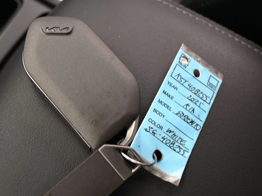 Used 2025 Glacial White Pearl Kia EX image 31