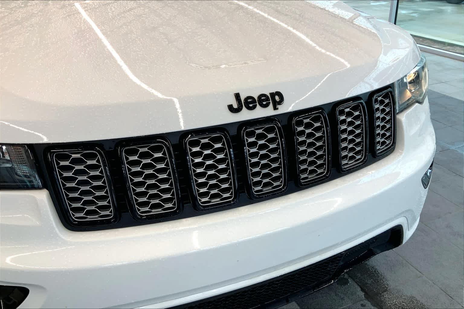 Used 2018 Bright White Clearcoat Jeep Altitude image 29