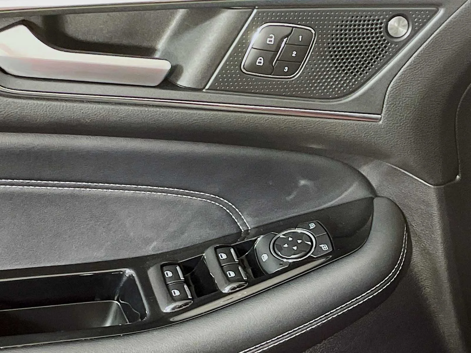 Used 2019  Ford Titanium image 16